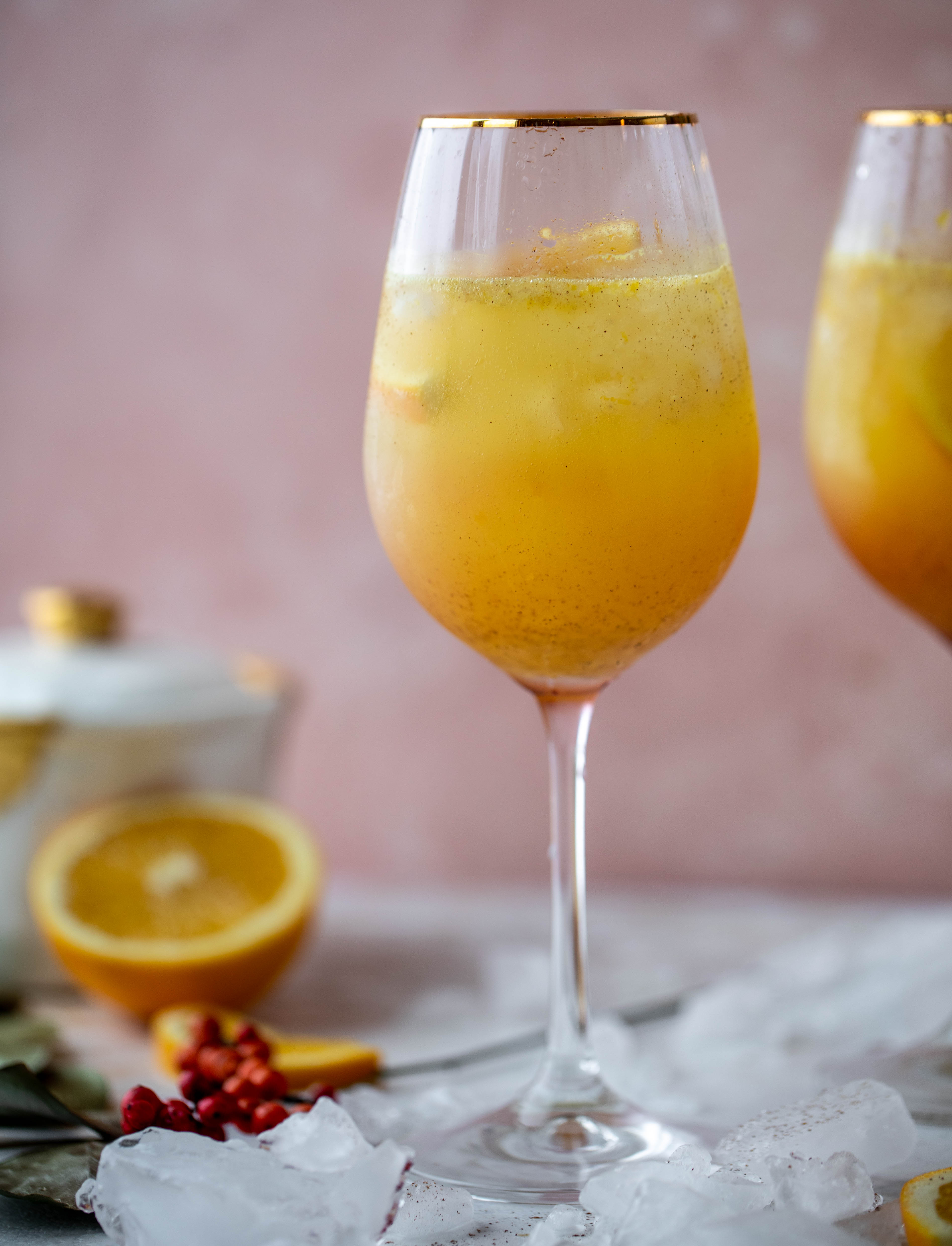 这款加了香料的橙汁汽水是一种更花哨的含羞草，类似于aperol汽水!一种新鲜的香料橙汁，混合了普罗赛克和苏打水。太好了!