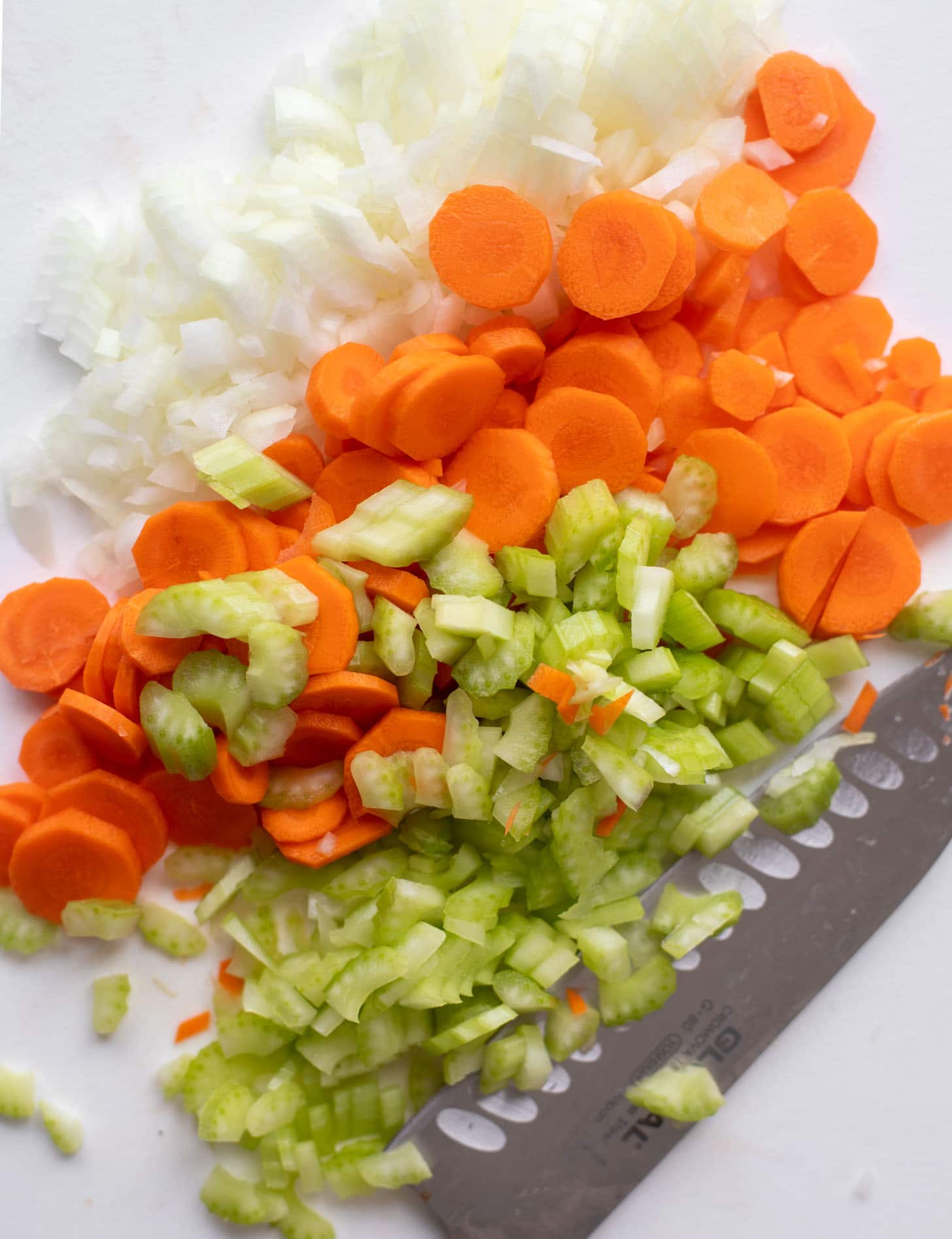 切碎的芹菜，胡萝卜和洋葱