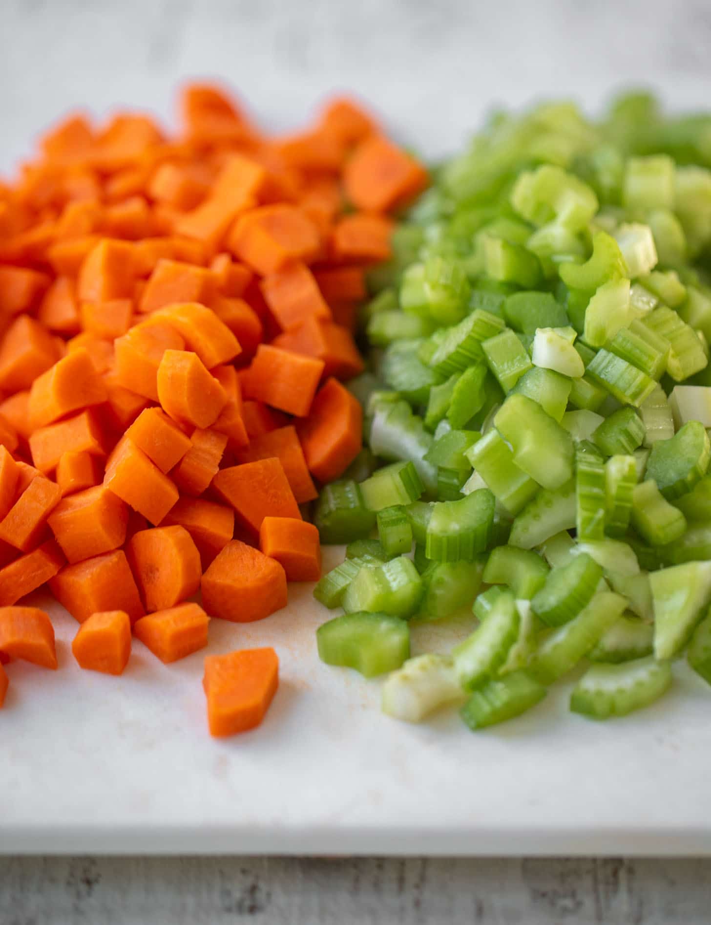 切碎的胡萝卜和芹菜