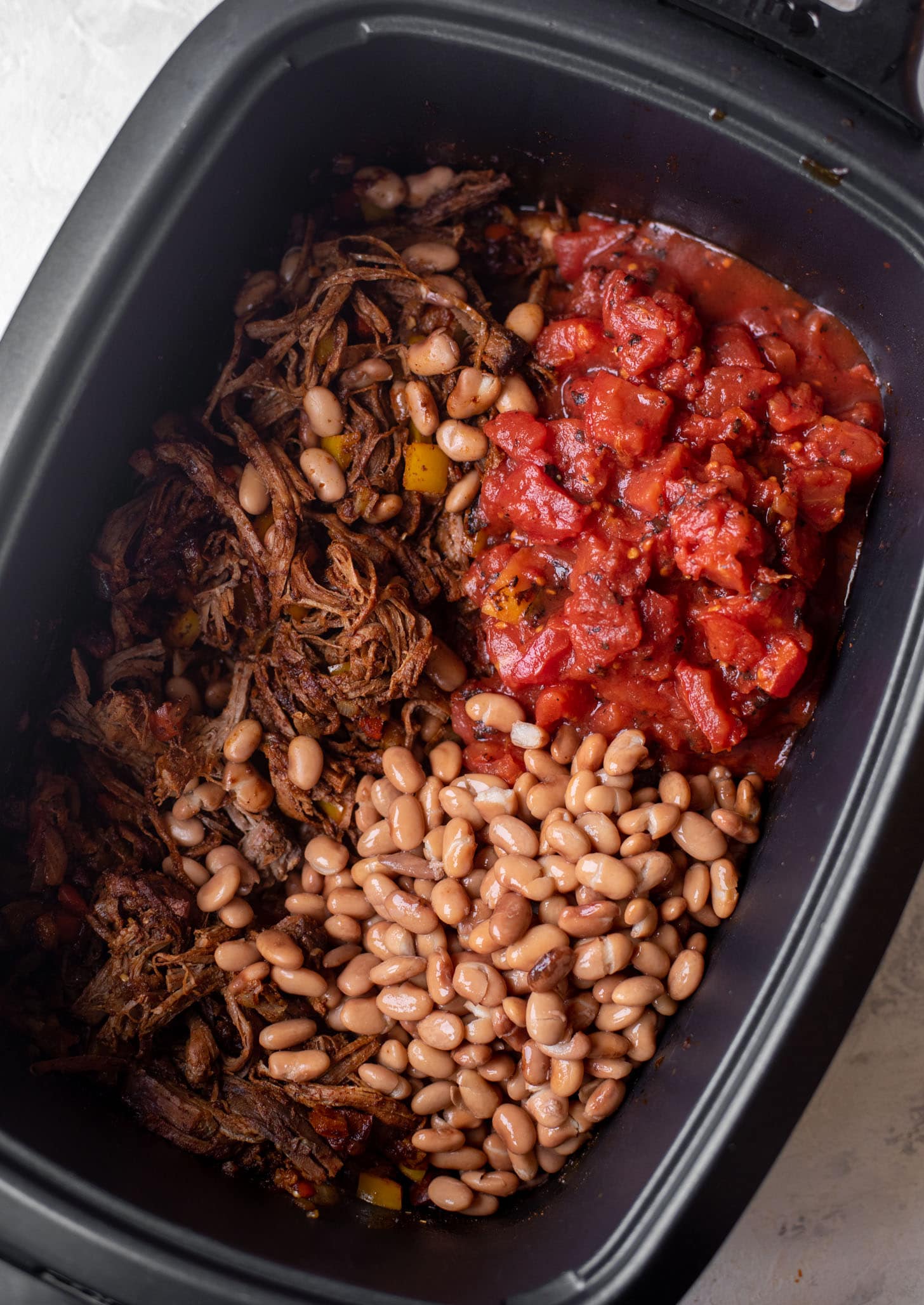 慢炖锅用胸部，火烤西红柿和pinto beans
