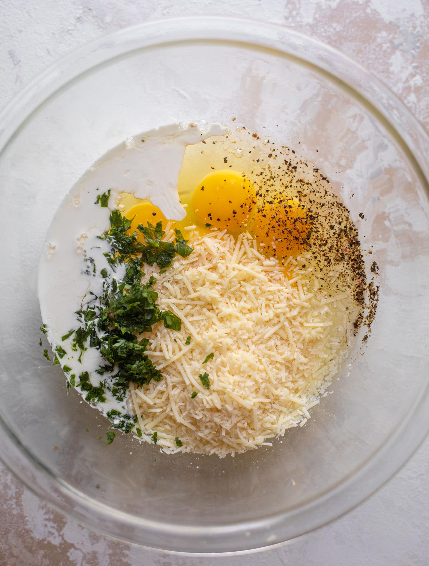 鸡蛋，帕尔马干酪，香草，碗里的奶油